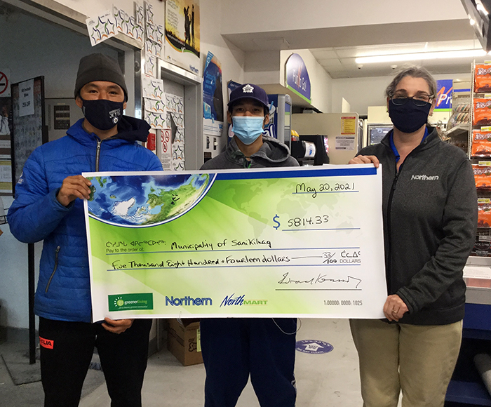 Greener Tomorrow Sanikiluaq Lacrosse Cheque Presentation.jpg (375 KB)